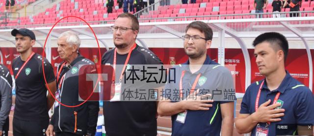 2-伊尼列夫(打圈者)在今年6月份渭南杯赛期间以技术顾问身份辅佐乌兹别克05年龄段国青队_副本.png