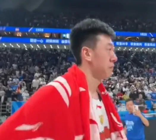 九游娱乐-王少杰全场得到2分4篮板1盖帽，赛后球员握手致意时泪洒赛场